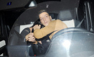EXKLUSIV - Nicht sehr harmonisch: Mesut Oezil und Mandy Capristo nachts in London unterwegs