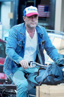 EXKLUSIV - Liev Schreiber radelt ohne seine Naomi durch New York