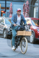EXKLUSIV - Liev Schreiber radelt ohne seine Naomi durch New York