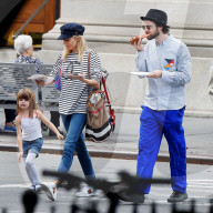 PEOPLE - Sienna Miller und Tom Sturridge mit Klein Marlowe in New York unterwegs