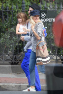 PEOPLE - Sienna Miller und Tom Sturridge mit Klein Marlowe in New York unterwegs