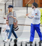 PEOPLE - Sienna Miller und Tom Sturridge mit Klein Marlowe in New York unterwegs