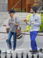 PEOPLE - Sienna Miller und Tom Sturridge mit Klein Marlowe in New York unterwegs