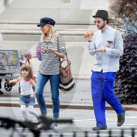 PEOPLE - Sienna Miller und Tom Sturridge mit Klein Marlowe in New York unterwegs