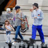 PEOPLE - Sienna Miller und Tom Sturridge mit Klein Marlowe in New York unterwegs