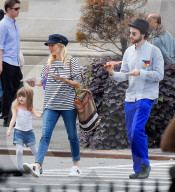 PEOPLE - Sienna Miller und Tom Sturridge mit Klein Marlowe in New York unterwegs