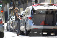 PEOPLE - Mommy Mode: Halle Berry bummelt in Hollywood