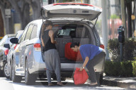 PEOPLE - Mommy Mode: Halle Berry bummelt in Hollywood