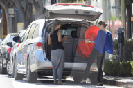 PEOPLE - Mommy Mode: Halle Berry bummelt in Hollywood