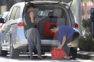 PEOPLE - Mommy Mode: Halle Berry bummelt in Hollywood