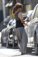 PEOPLE - Mommy Mode: Halle Berry bummelt in Hollywood