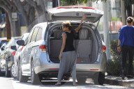PEOPLE - Mommy Mode: Halle Berry bummelt in Hollywood