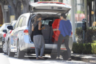 PEOPLE - Mommy Mode: Halle Berry bummelt in Hollywood