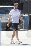 PEOPLE - Liam Hemsworth stürzt sich in die Wellen von Malibu