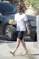 PEOPLE - Liam Hemsworth stürzt sich in die Wellen von Malibu