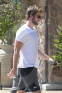 PEOPLE - Liam Hemsworth stürzt sich in die Wellen von Malibu