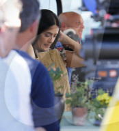 PEOPLE - Salma Hayek steht für Jamie Oliver vor der Linse