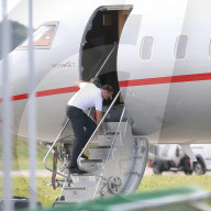 PEOPLE - Der Privatjet von Angelia Jolie und Brad Pitt landet in London