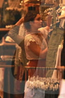PEOPLE - Vanessa Hudgens bummelt in Studio City