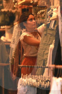 PEOPLE - Vanessa Hudgens bummelt in Studio City