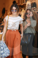 PEOPLE - Vanessa Hudgens bummelt in Studio City