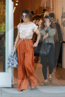 PEOPLE - Vanessa Hudgens bummelt in Studio City