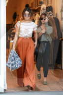 PEOPLE - Vanessa Hudgens bummelt in Studio City