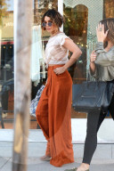 PEOPLE - Vanessa Hudgens bummelt in Studio City