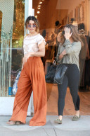 PEOPLE - Vanessa Hudgens bummelt in Studio City