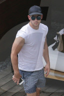 EXKLUSIV - Nick Jonas chillts mit Sarah Duque am Pool auf Hawaii