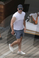 EXKLUSIV - Nick Jonas chillts mit Sarah Duque am Pool auf Hawaii