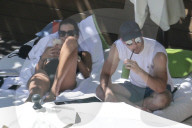 EXKLUSIV - Nick Jonas chillts mit Sarah Duque am Pool auf Hawaii