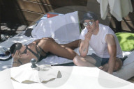 EXKLUSIV - Nick Jonas chillts mit Sarah Duque am Pool auf Hawaii