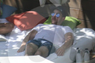 EXKLUSIV - Nick Jonas chillts mit Sarah Duque am Pool auf Hawaii