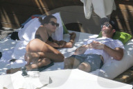 EXKLUSIV - Nick Jonas chillts mit Sarah Duque am Pool auf Hawaii