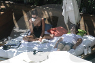 EXKLUSIV - Nick Jonas chillts mit Sarah Duque am Pool auf Hawaii