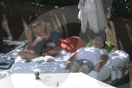 EXKLUSIV - Nick Jonas chillts mit Sarah Duque am Pool auf Hawaii