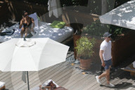 EXKLUSIV - Nick Jonas chillts mit Sarah Duque am Pool auf Hawaii