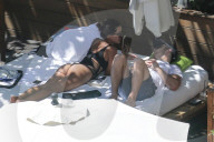 EXKLUSIV - Nick Jonas chillts mit Sarah Duque am Pool auf Hawaii