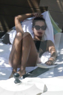 EXKLUSIV - Nick Jonas chillts mit Sarah Duque am Pool auf Hawaii