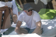 EXKLUSIV - Nick Jonas chillts mit Sarah Duque am Pool auf Hawaii
