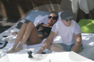 EXKLUSIV - Nick Jonas chillts mit Sarah Duque am Pool auf Hawaii