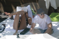 EXKLUSIV - Nick Jonas chillts mit Sarah Duque am Pool auf Hawaii