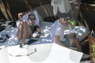 EXKLUSIV - Nick Jonas chillts mit Sarah Duque am Pool auf Hawaii