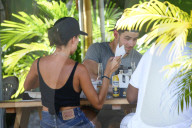 EXKLUSIV - Nick Jonas chillts mit Sarah Duque am Pool auf Hawaii