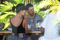 EXKLUSIV - Nick Jonas chillts mit Sarah Duque am Pool auf Hawaii