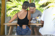 EXKLUSIV - Nick Jonas chillts mit Sarah Duque am Pool auf Hawaii