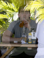 EXKLUSIV - Nick Jonas chillts mit Sarah Duque am Pool auf Hawaii