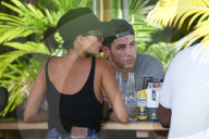 EXKLUSIV - Nick Jonas chillts mit Sarah Duque am Pool auf Hawaii