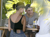 EXKLUSIV - Nick Jonas chillts mit Sarah Duque am Pool auf Hawaii
